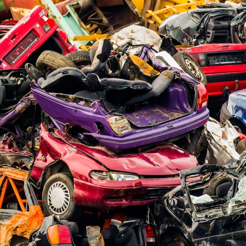 recorte coches aplastados en desguace