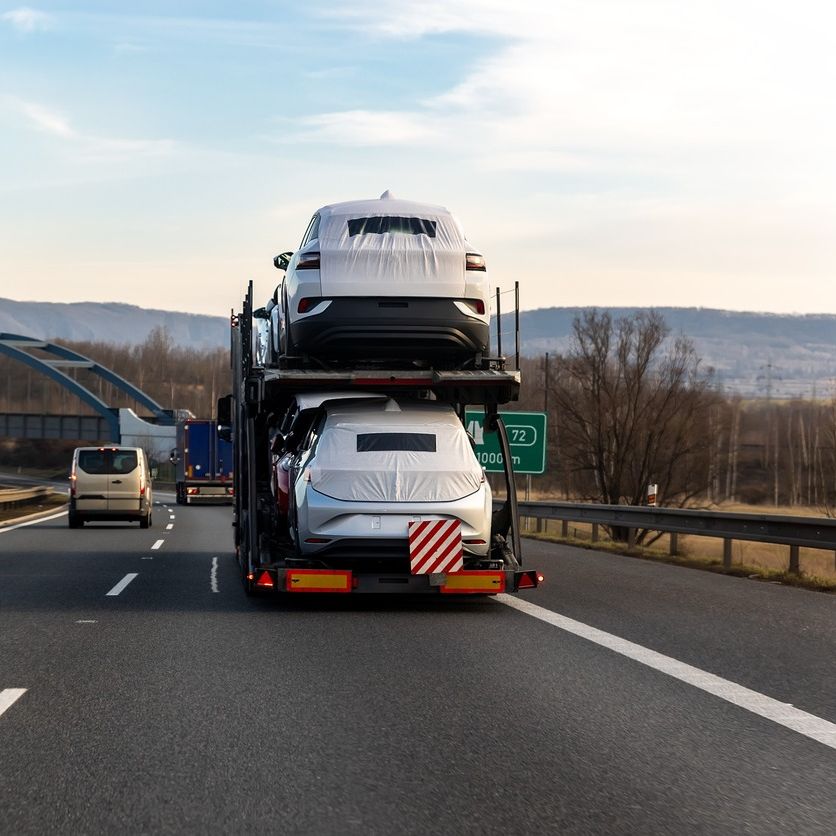 vista trasera de grua con vehiculos en carretera