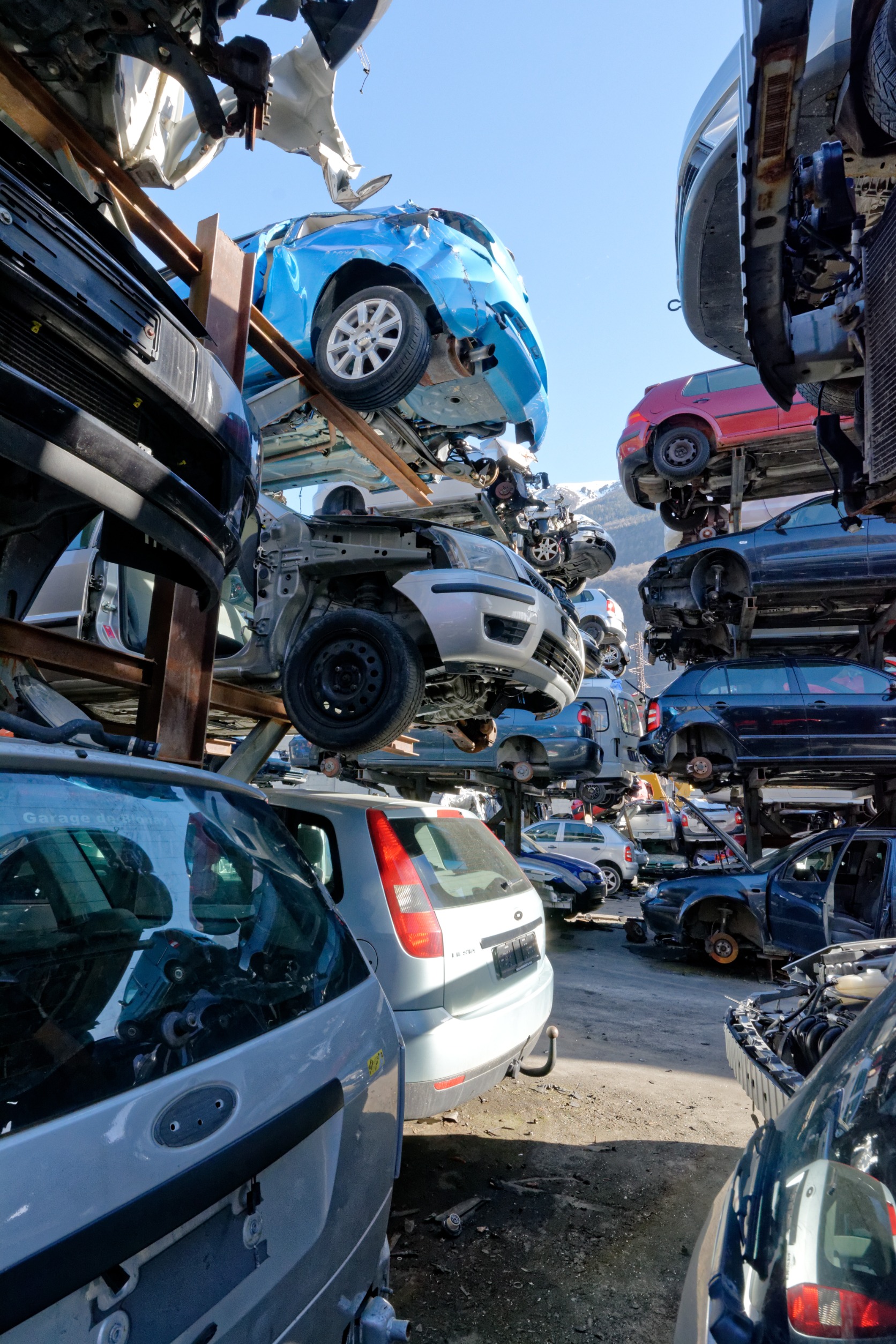 gran plano de coches apilados en desguace