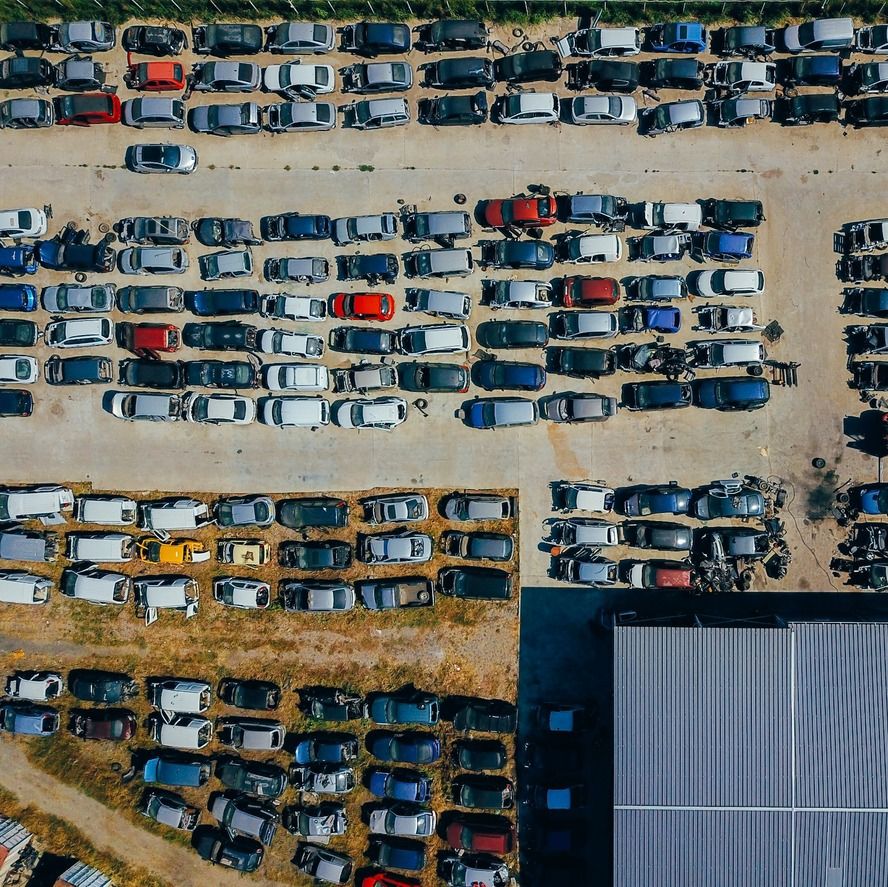 vista aerea de aparcamiento desguace coches